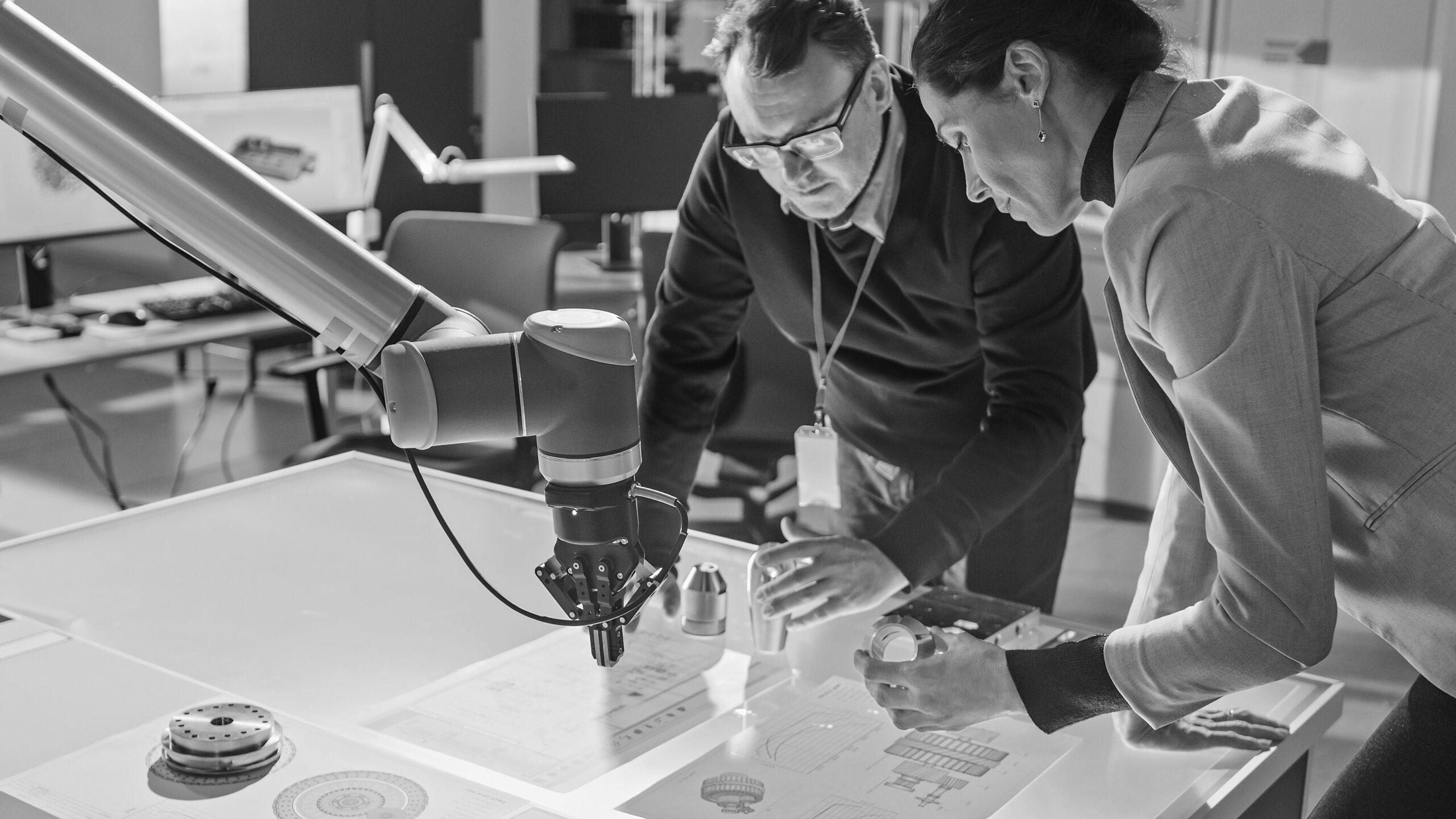 Stylish,Female,Engineer,And,Male,Specialist,Talking,Lean,On,The manufacturing line